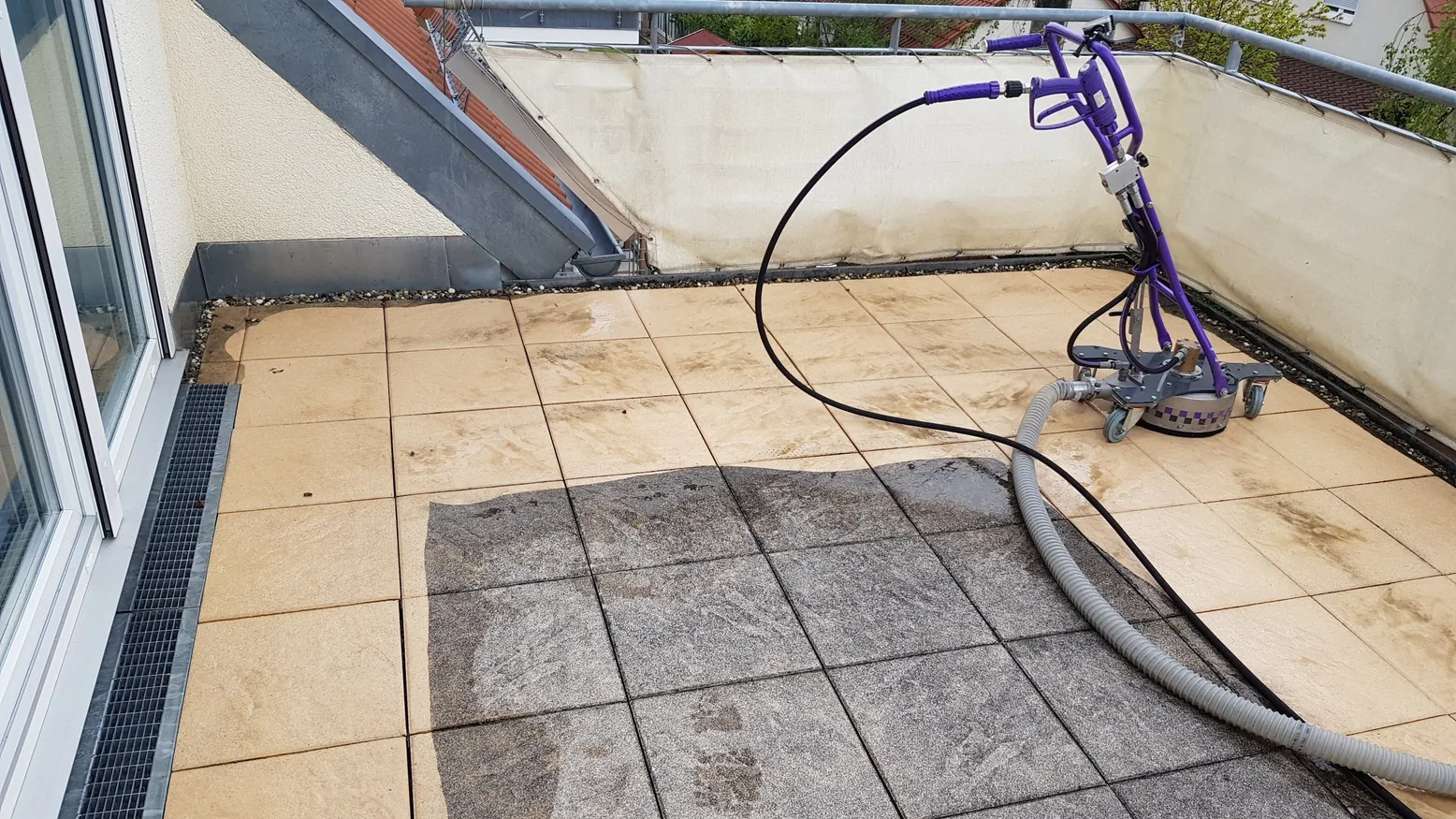 Terrassenreinigung in Calw: Heißwasserreinigung ohne Chemie durch HDR Wasserkraft