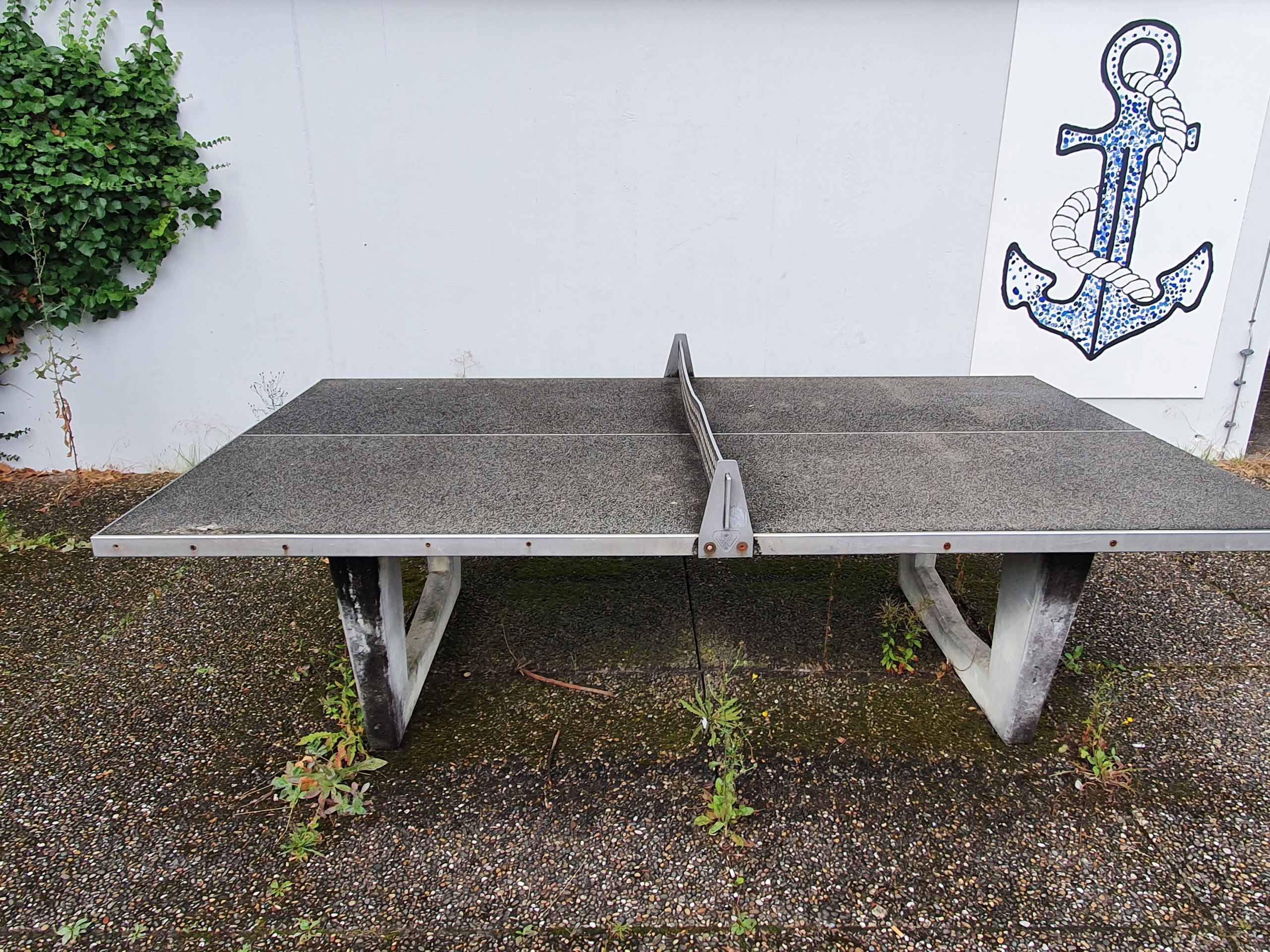 Tischtennisplatte vor einer Reinigung