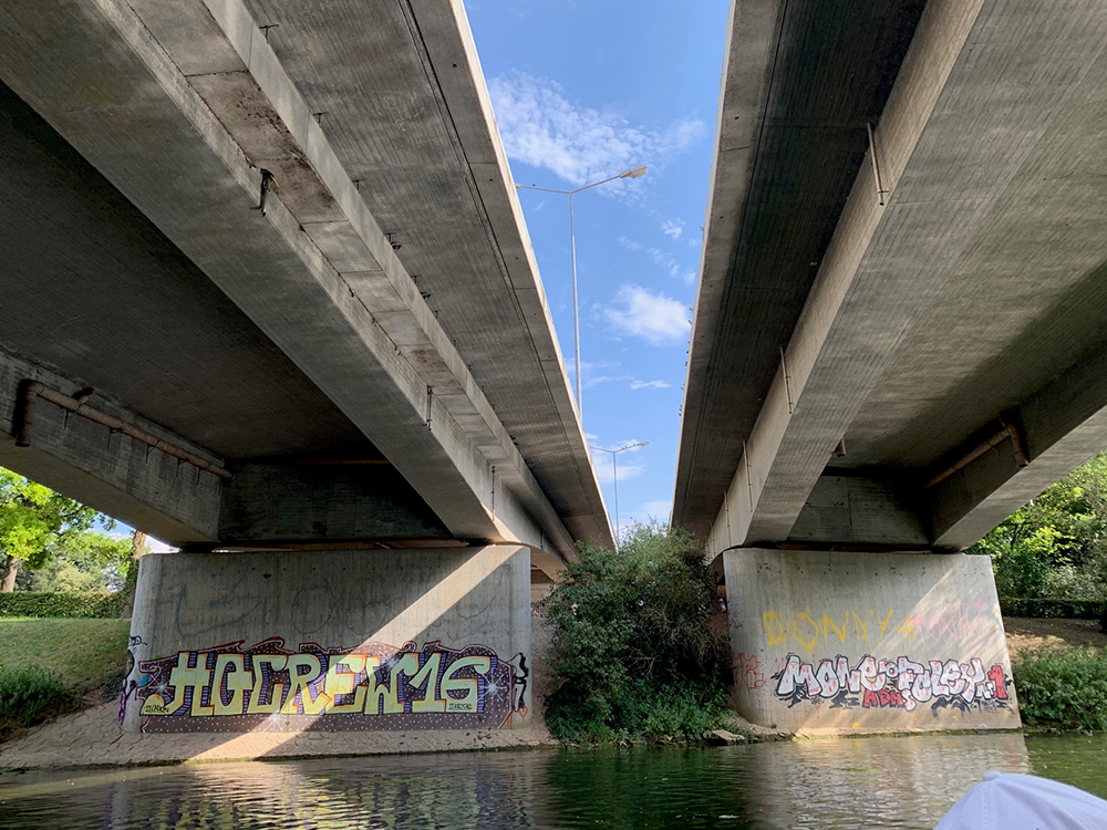 Graffiti an Brücke beseitigen lassen